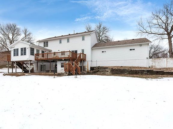2nd image of 1060 Carriage Place Dr