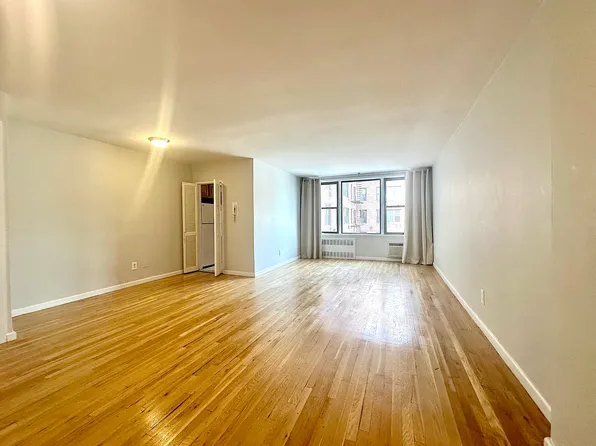 415 Beverley Road image 2 of 22