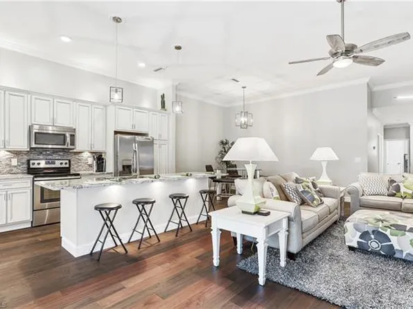 710 Lalique Cir APT 906, Naples, FL 34119