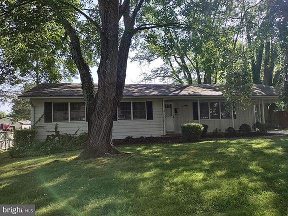 2nd image of 211 Richardson St