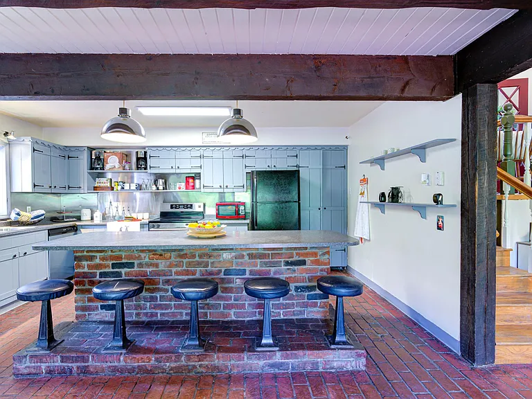 Bar Stood at kitchen area