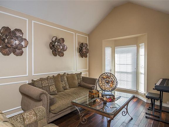 3rd image of 305 Fort Edward Dr