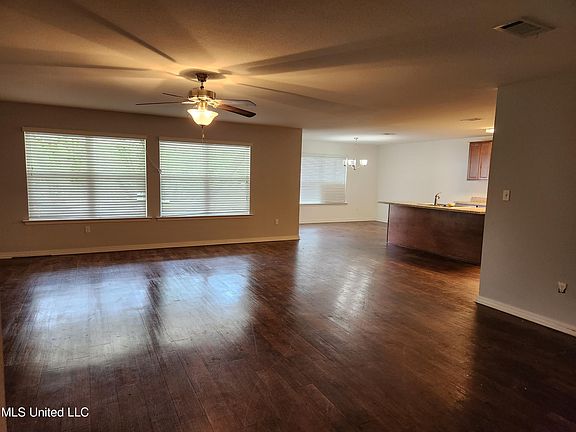 2nd image of 7 Whisperwood Ln