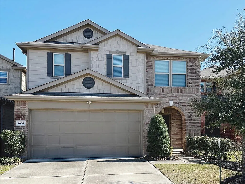 3 bed, 2.5 bath, 2220 sqft, $2,300 — Photo 1
