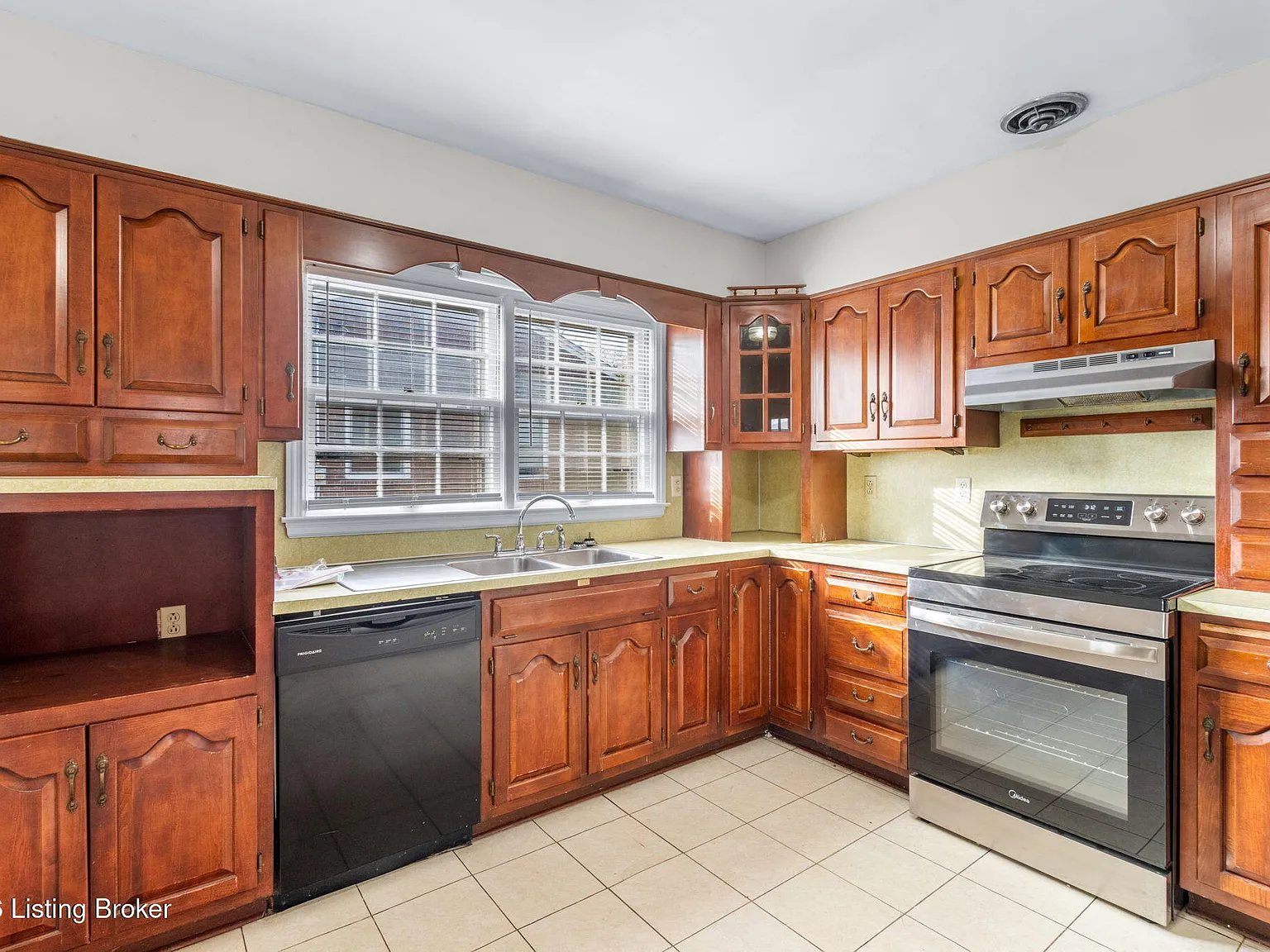 3 bed, 1.5 bath, 2138 sqft, $1,900 — Photo 3