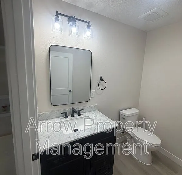1015 W 14th St #8 — Photo 9