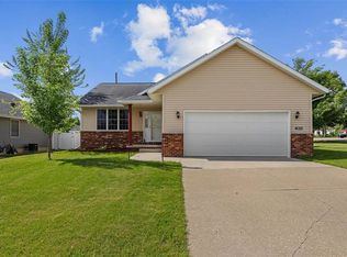 4135 Jackson Cir NW, Cedar Rapids, IA 52405