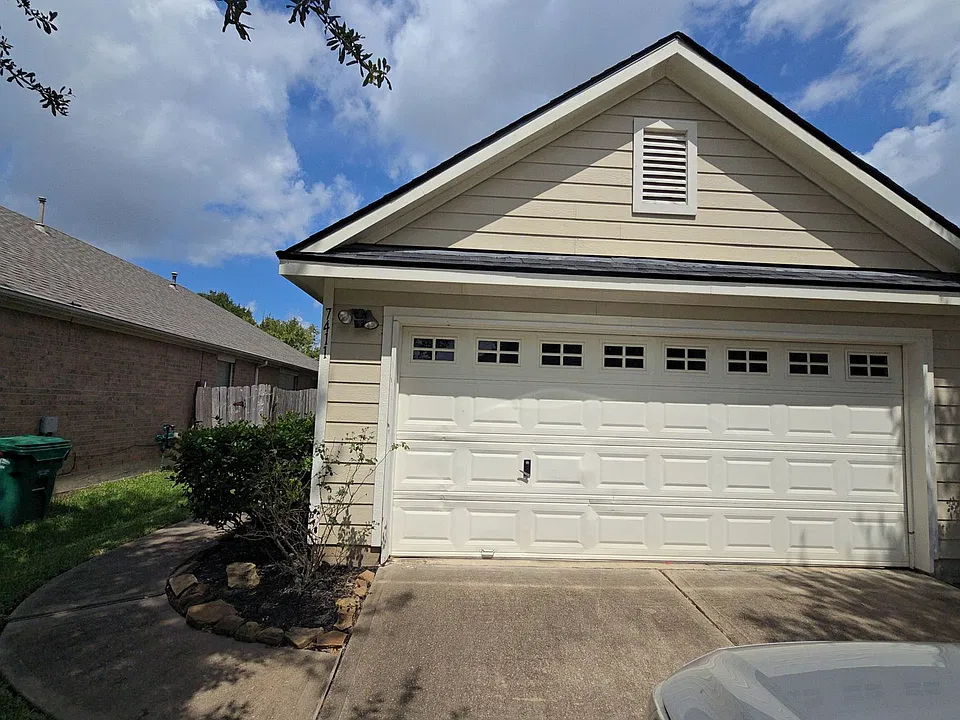 7411 Ravenswood