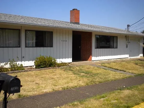 3 bed, 1.5 bath, 1300 sqft, $2,100 — Photo 1