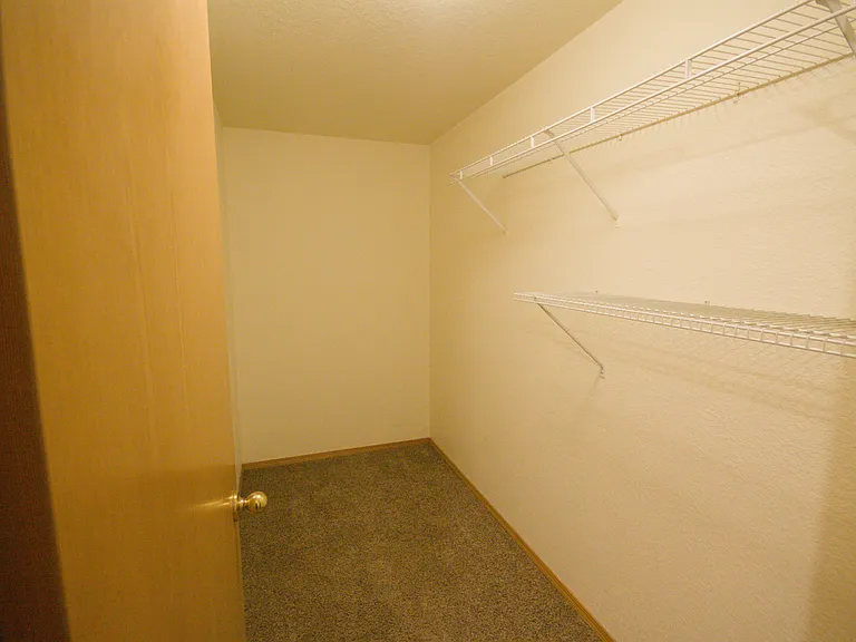 1819 Skyline Ct S — Photo 10