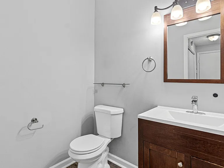 1234 Crystal Pl E — Photo 3
