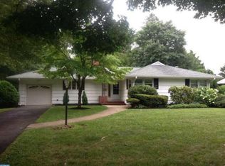 20 Woodhampton Dr, Ewing, NJ 08638