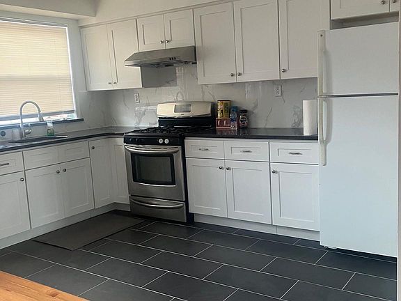4th image of 2840 Longshore Ave