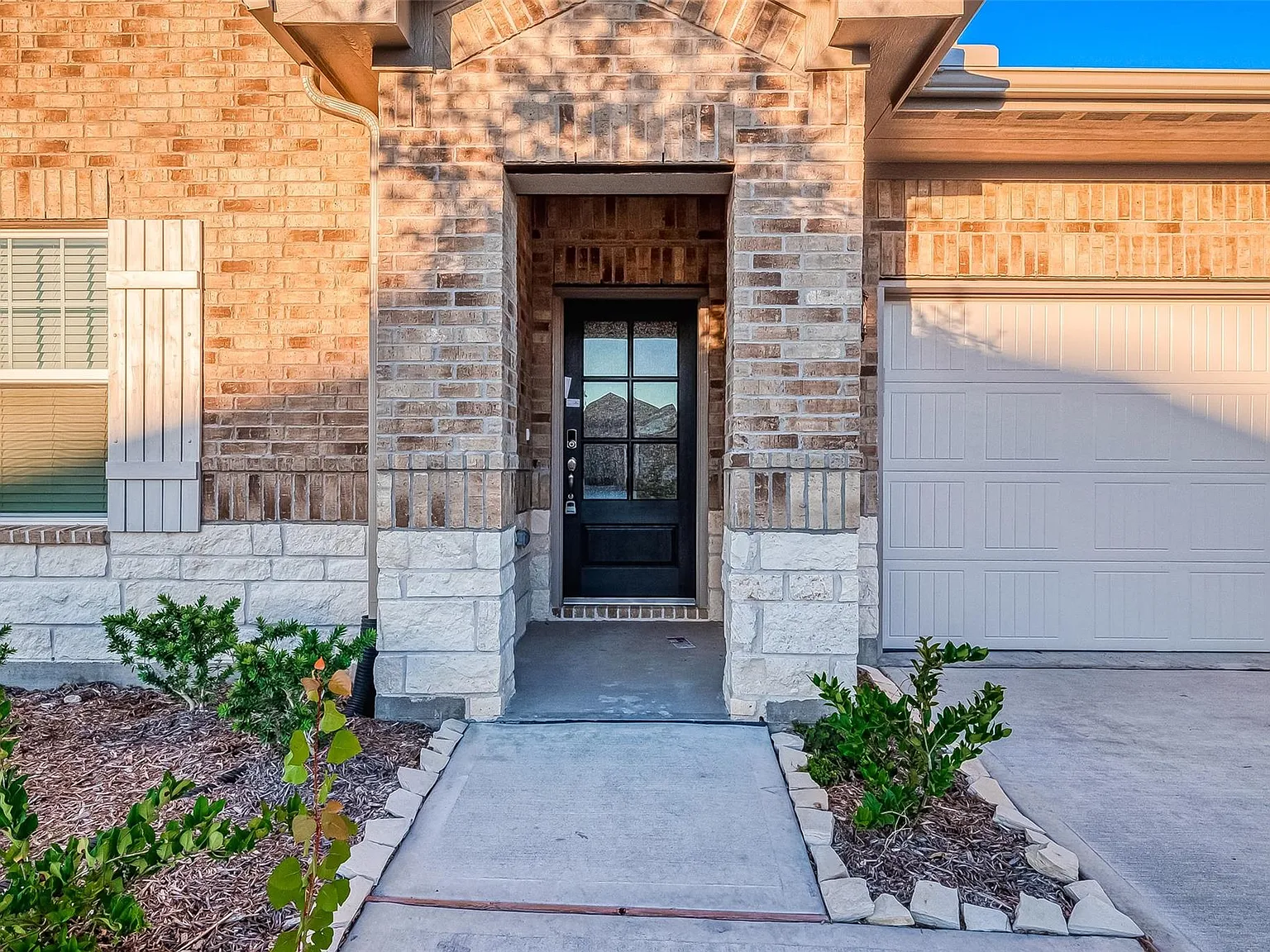 4 bed, 2.5 bath, 2757 sqft, $2,500 — Photo 2