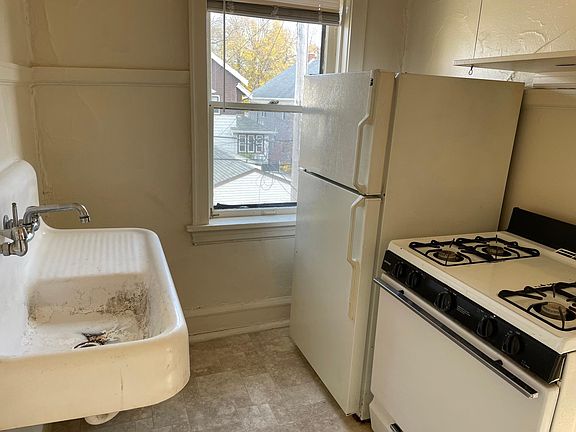 4th image of 3576 N Oakland Ave #7
