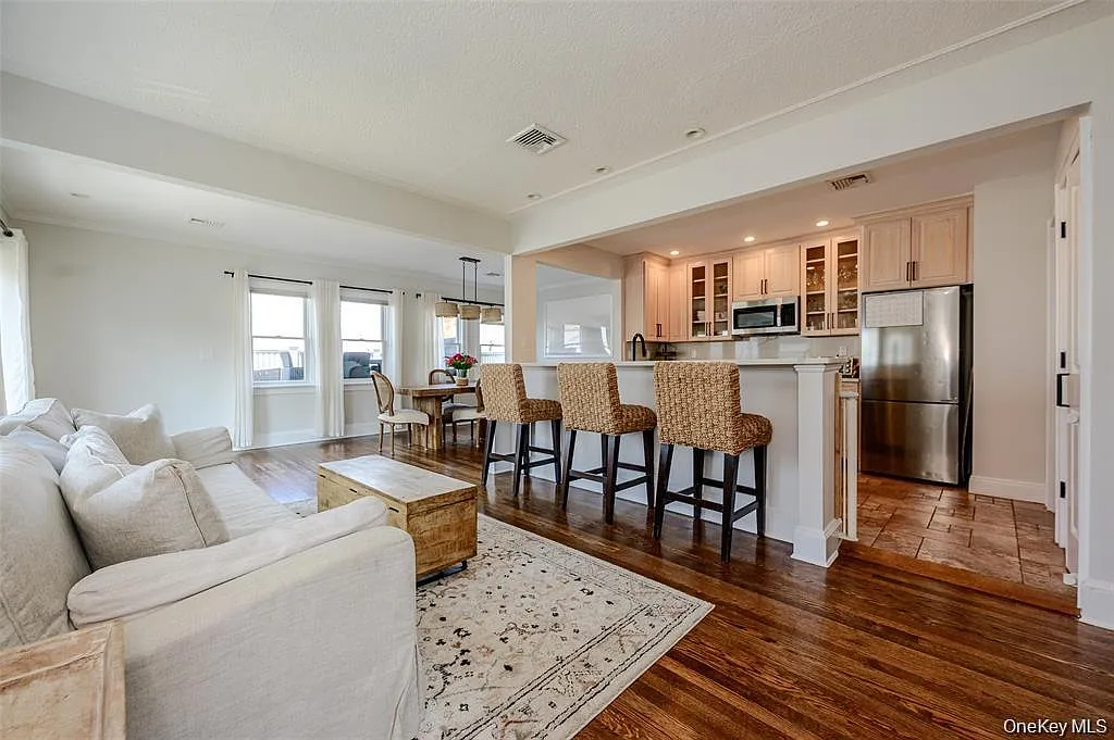 3 bed, 3.0 bath, 2042 sqft, $6,800 — Photo 4
