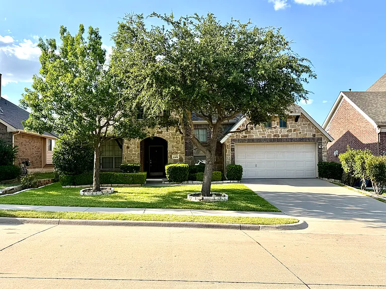 2102 Central Park Dr — Photo 1
