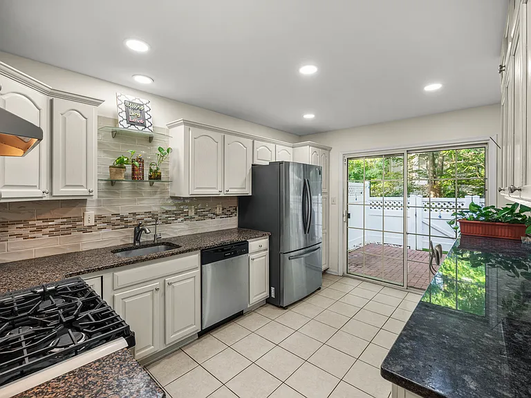 8 Henry Ct — Photo 4