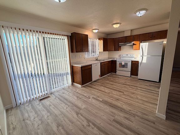 4th image of 1322 N Baker Ave