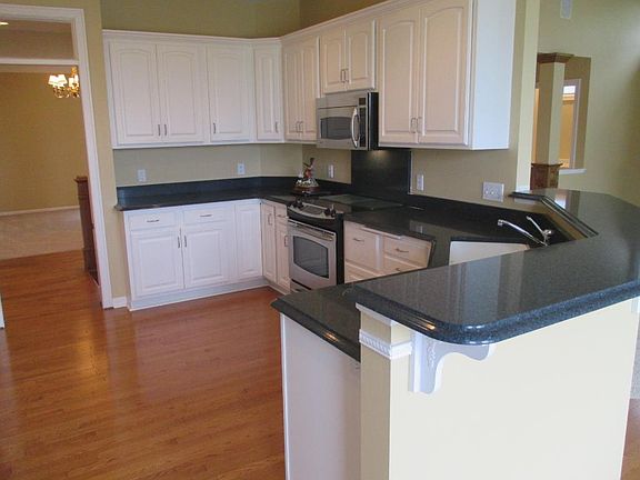 4th image of 9960 Wellington Ln