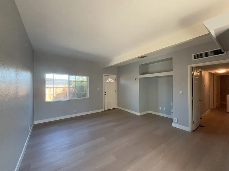 2400 S 15th St #1 — Photo 5