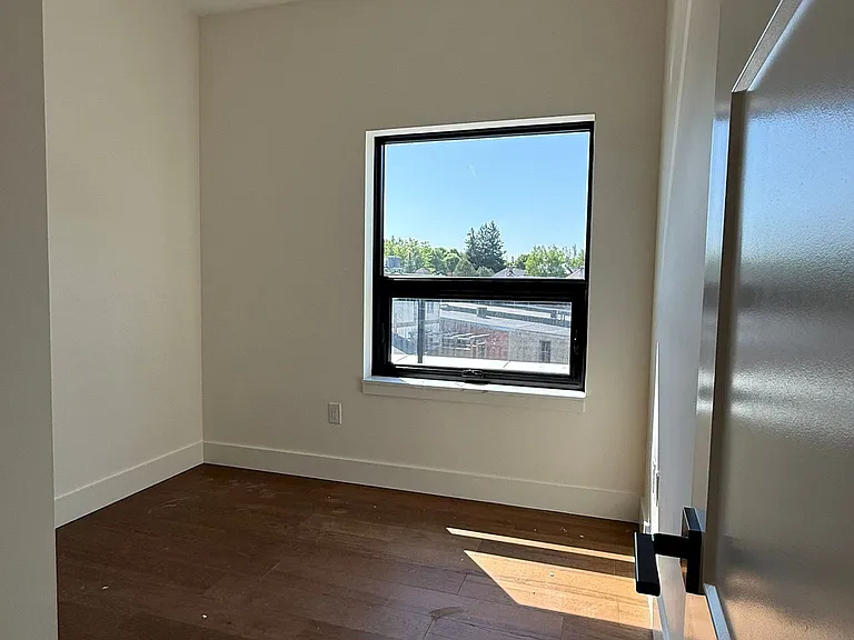 604 Queen St S #405 — Photo 15
