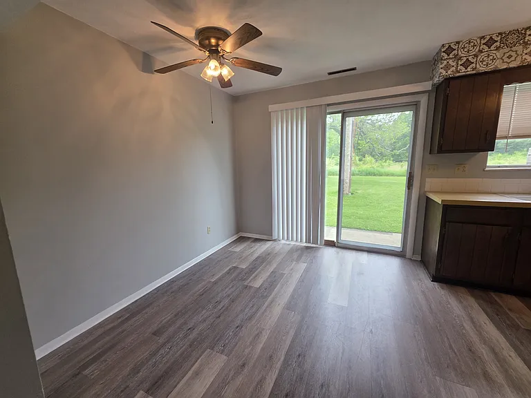 542 Maple Tree Ln — Photo 2