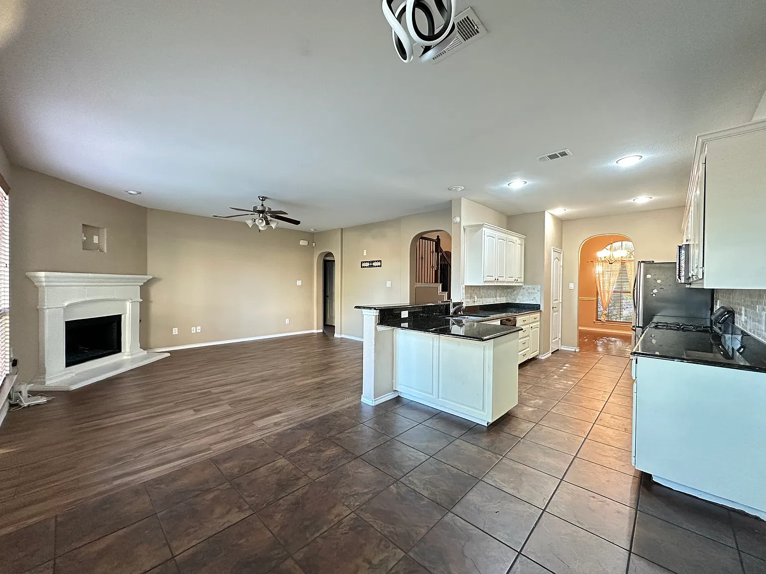 4 bed, 2500 sqft, $2,300 — Photo 4