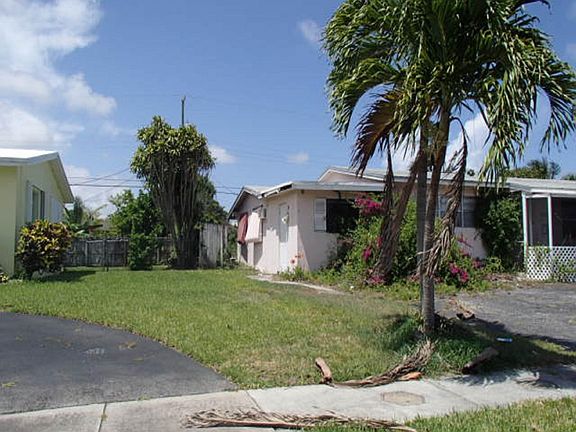 3rd image of 621 NE 23rd Ct