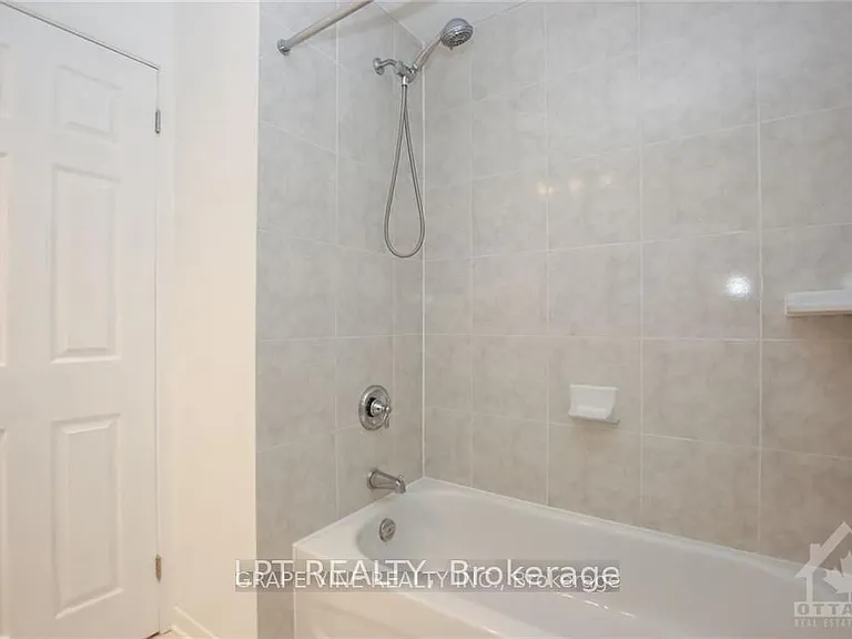 121 Erin Cres — Photo 23