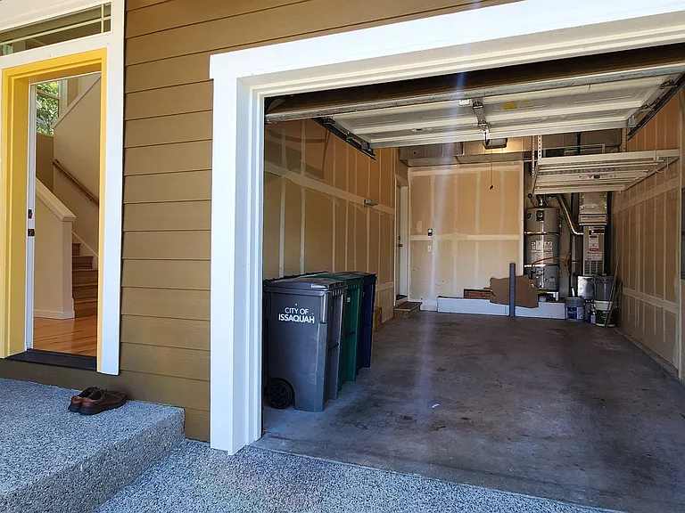 2567 NE Kensington Ct — Photo 3
