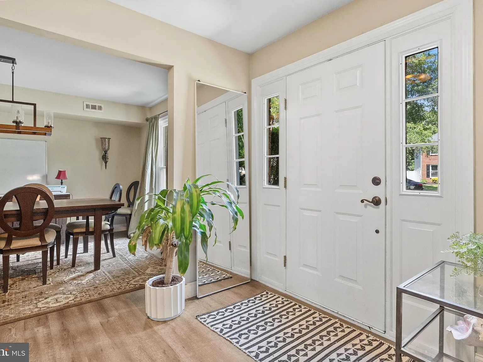 4 bed, 2.5 bath, 2264 sqft, $4,400 — Photo 4