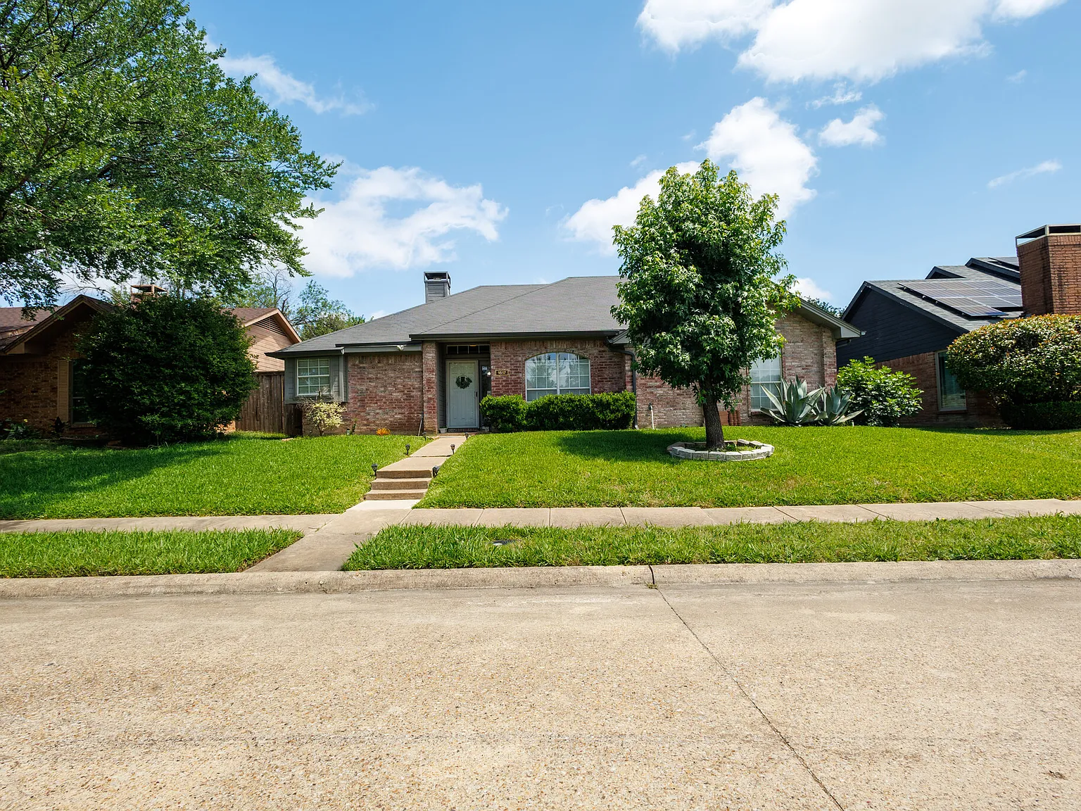1517 Wesley Dr — Photo 2