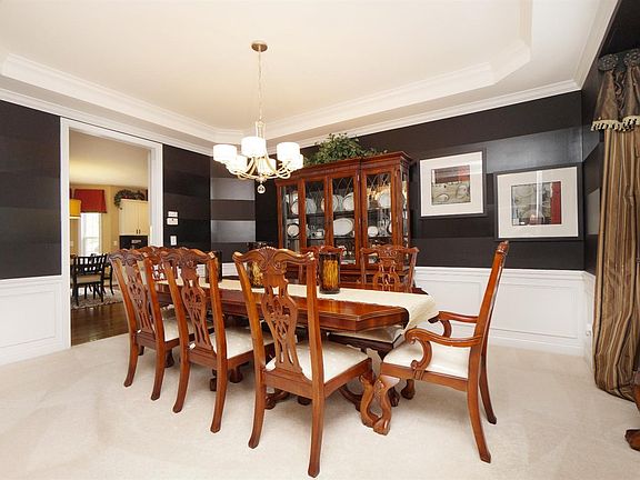 4th image of 1072 Westchester Way