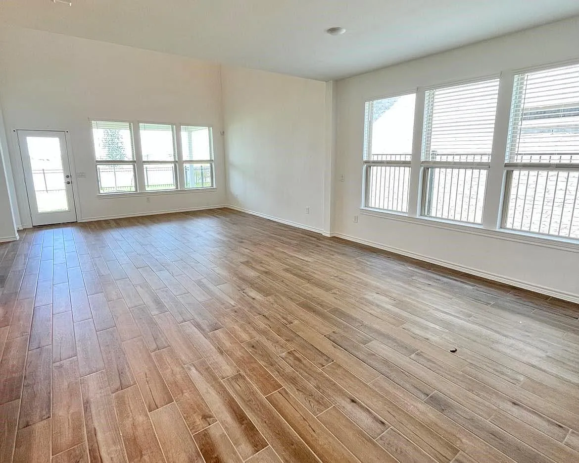 4 bed, 2.5 bath, 2703 sqft, $3,200 — Photo 4
