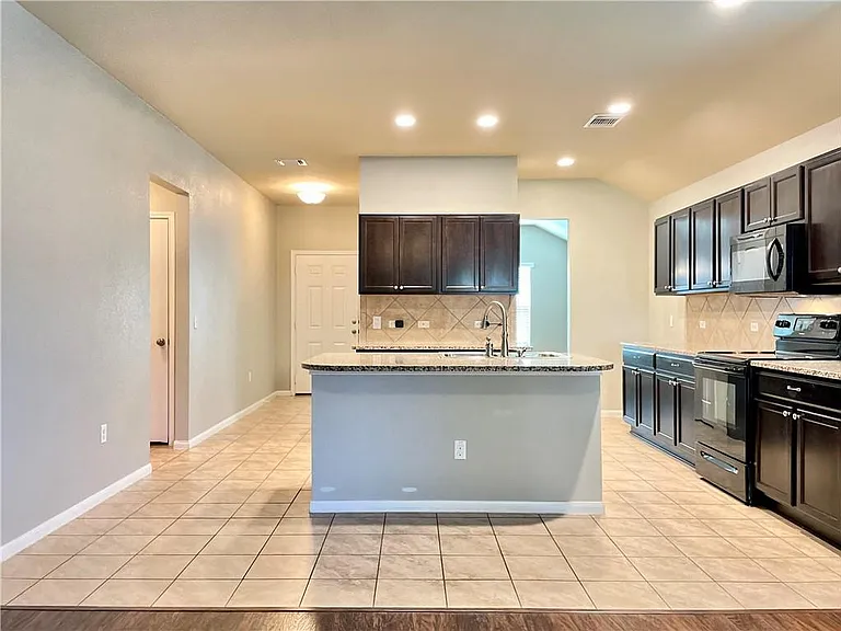 115 Leona River Trl — Photo 10