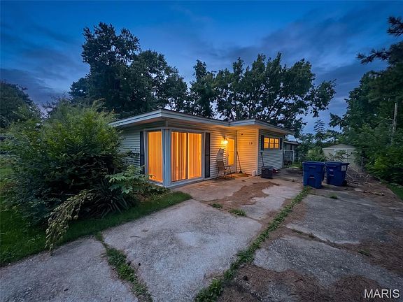 3rd image of 15 Marquette Dr