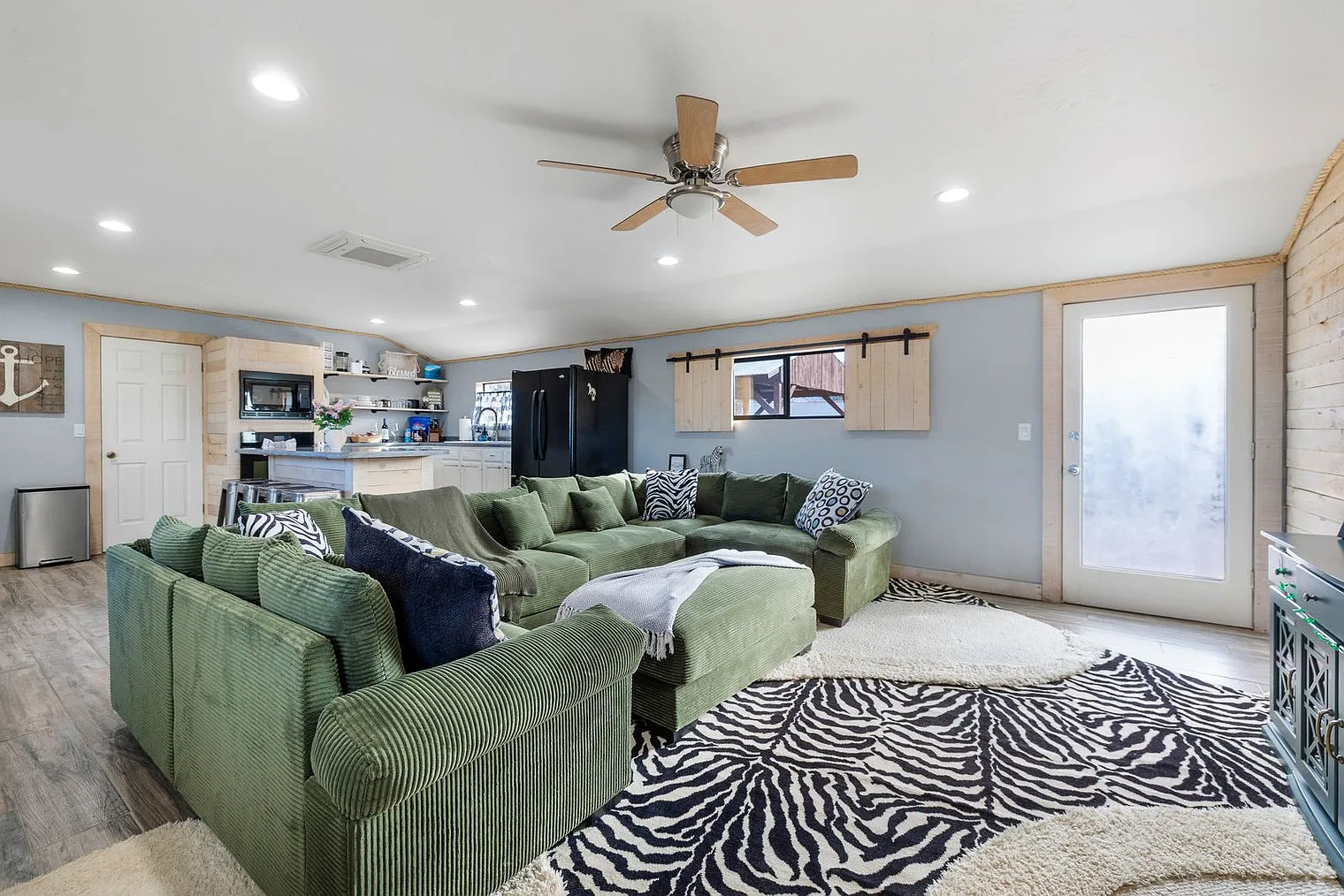 1 bed, 1.0 bath, 1194 sqft, $4,260 — Photo 1