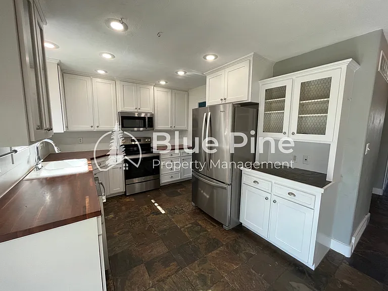 157 Leesburg Ln — Photo 5