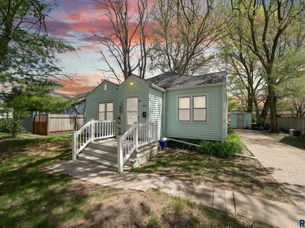 108 S Pine St, Vermillion, SD 57069