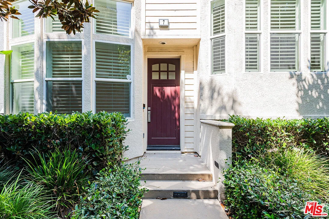 3 bed, 2.5 bath, 2135 sqft, $7,300 — Photo 2