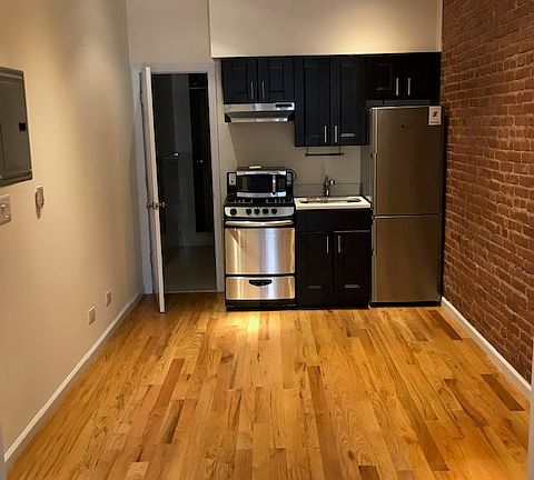 4th image of 210 W 82nd St #1F