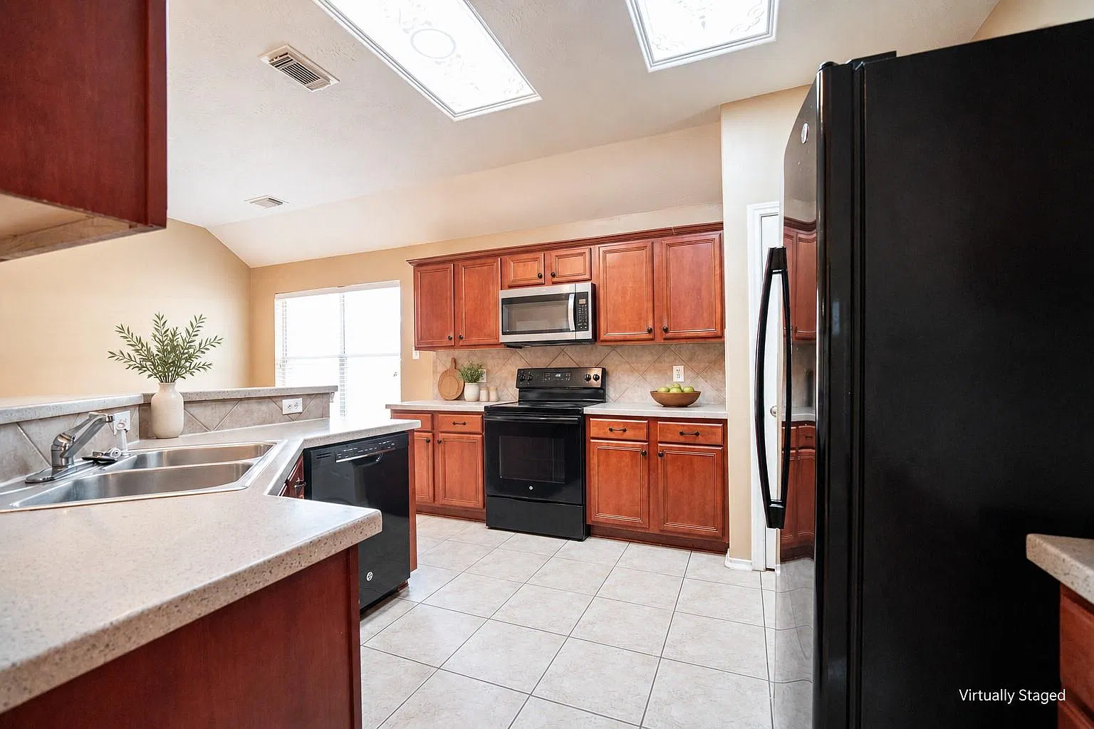 3 bed, 2.0 bath, 1864 sqft, $2,050 — Photo 4