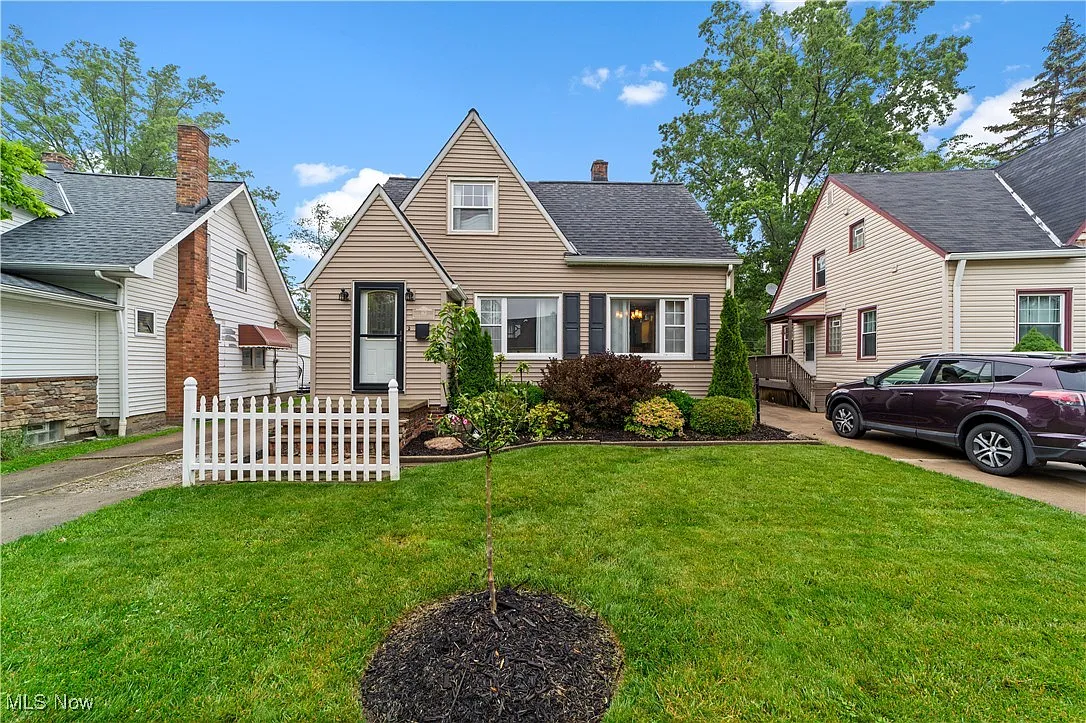 163 S Point Dr photo 1