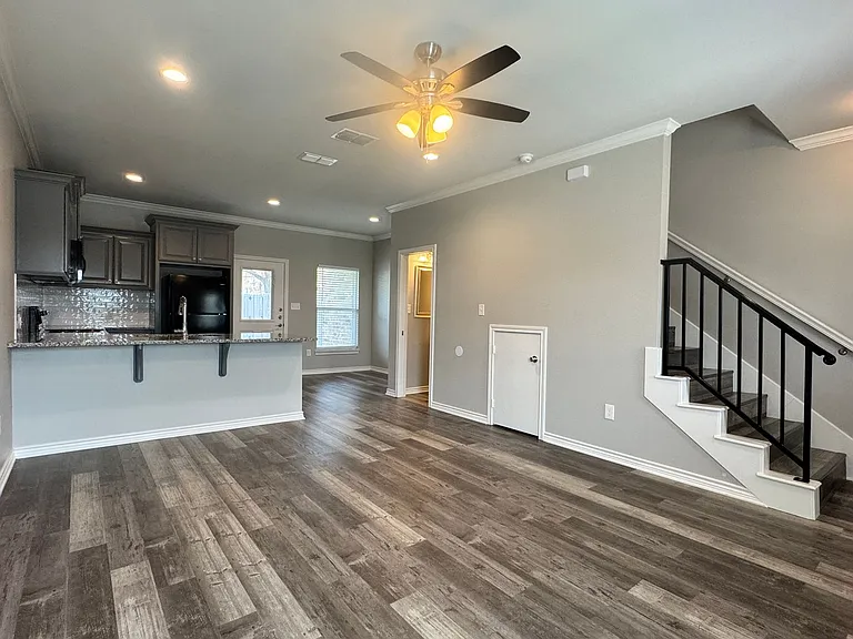 1655 S Kennedy Ave — Photo 8