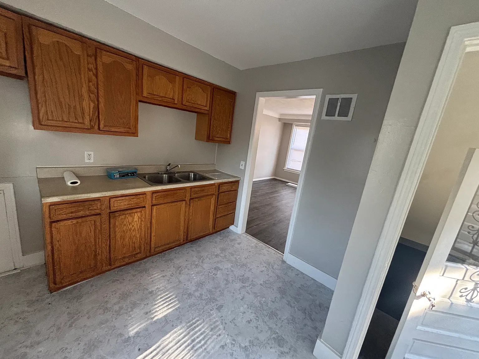 3 bed, 886 sqft, $1,195 — Photo 2