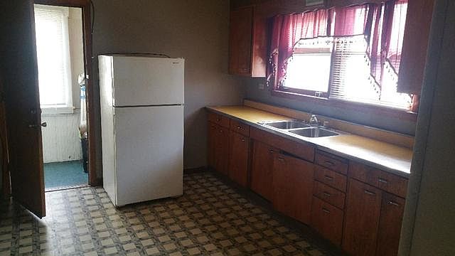2nd image of 32 W 21st St