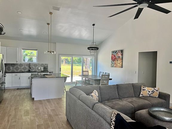4th image of 306 NE 758th St