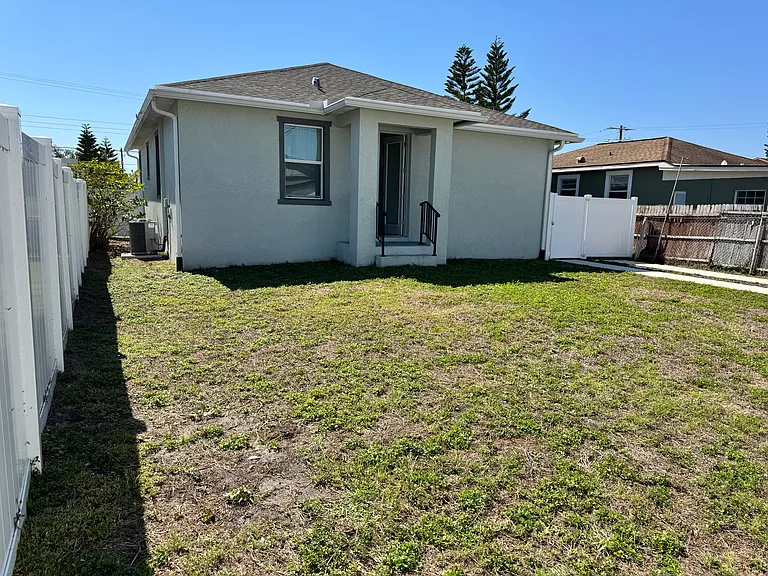 2531 W Walnut St — Photo 2