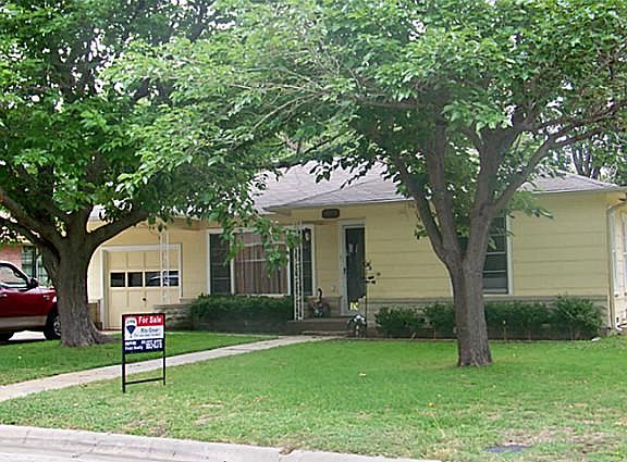 3rd image of 1112 Whaley Dr